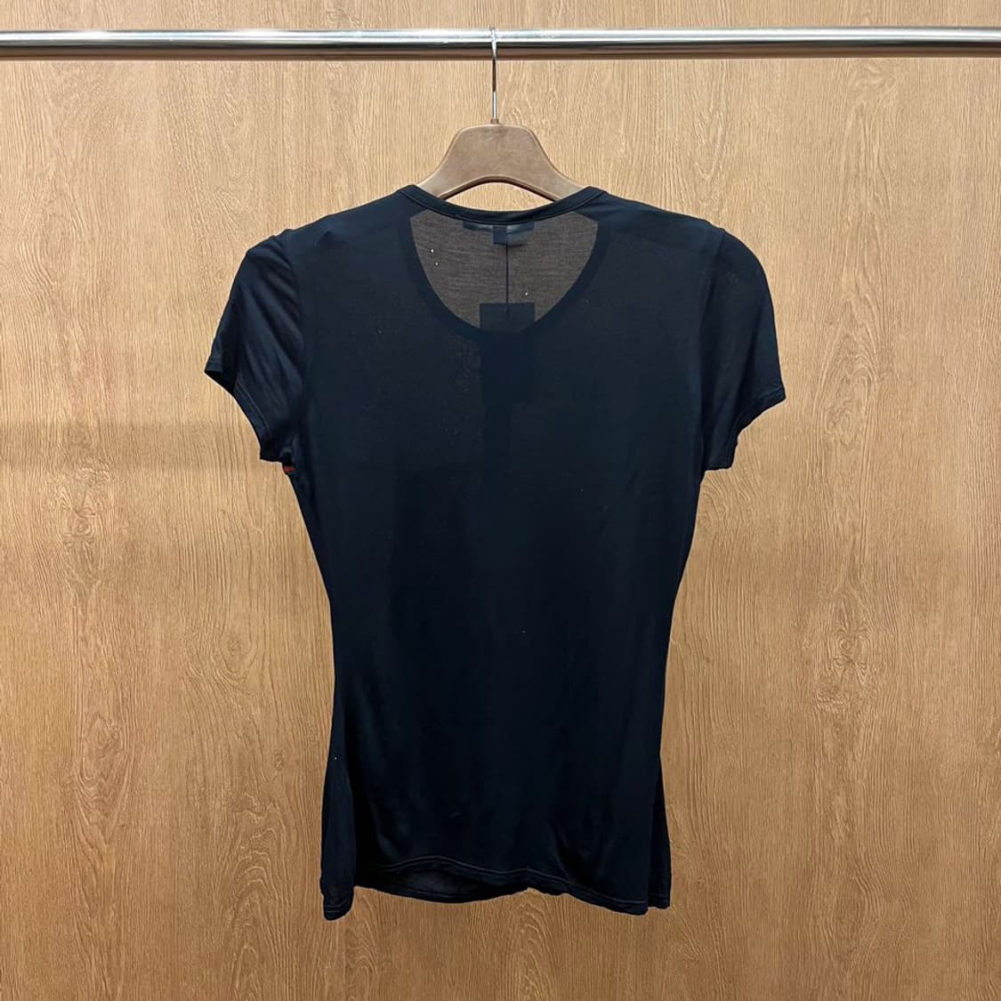 구찌 반팔 티셔츠 헨리넥 사이드 리본 밑단 로고 프린팅 디테일 네이비 상품이미지3