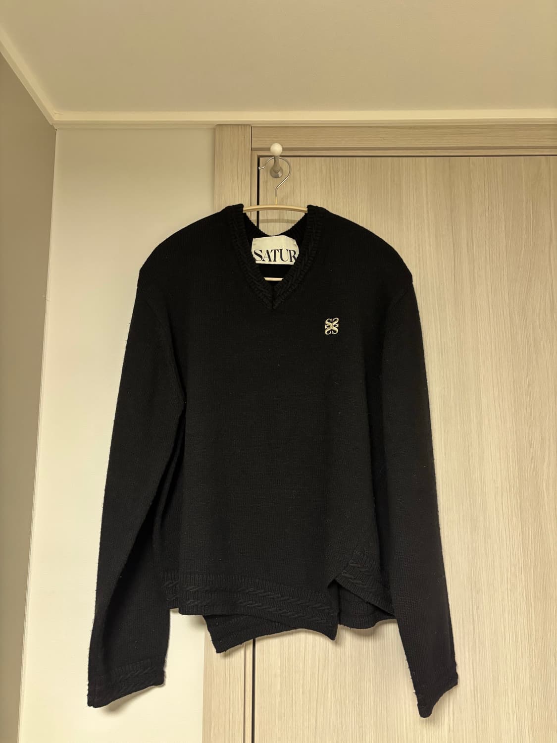 세터 더블린 언발란스 브이넥 니트 클래식 블랙 상품이미지4