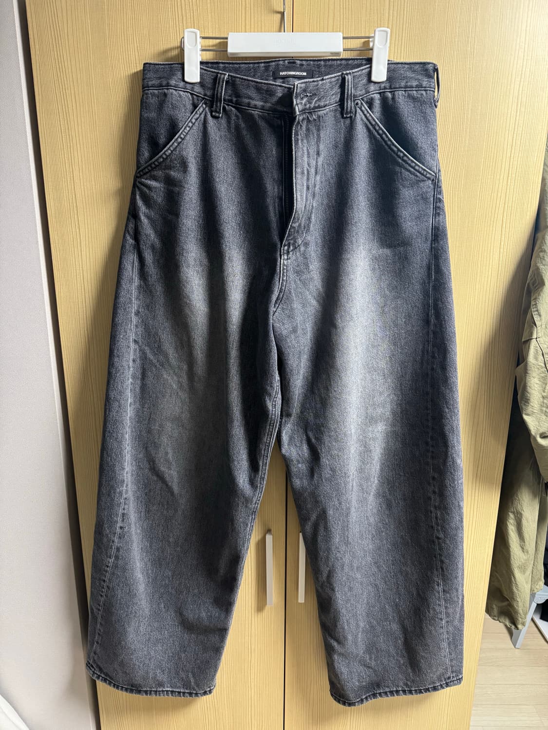 [4] 해칭룸 와이드 커브진 워시드블랙 상품이미지1