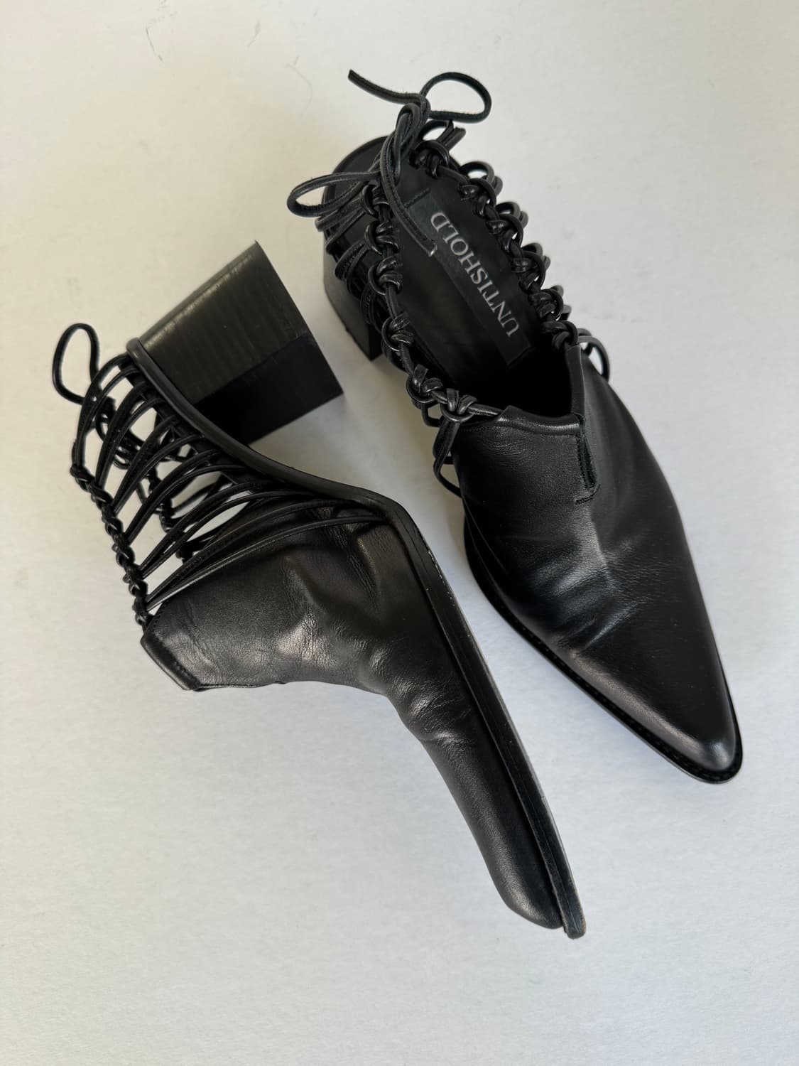 UNTISHOLD 레이스업 포인티드 투 힐 상품이미지1