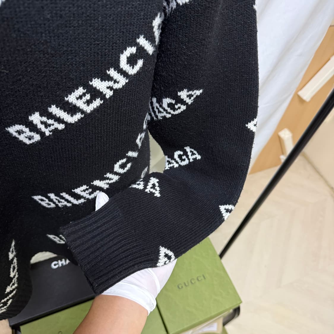 발렌시아가 올오버 멀티로고 스웨터 블랙 니트 상품이미지4