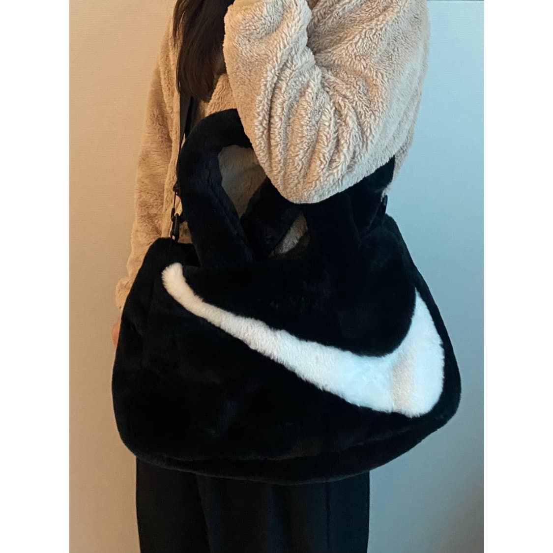 나이키 빅스우시 퍼 크로스백 상품이미지2