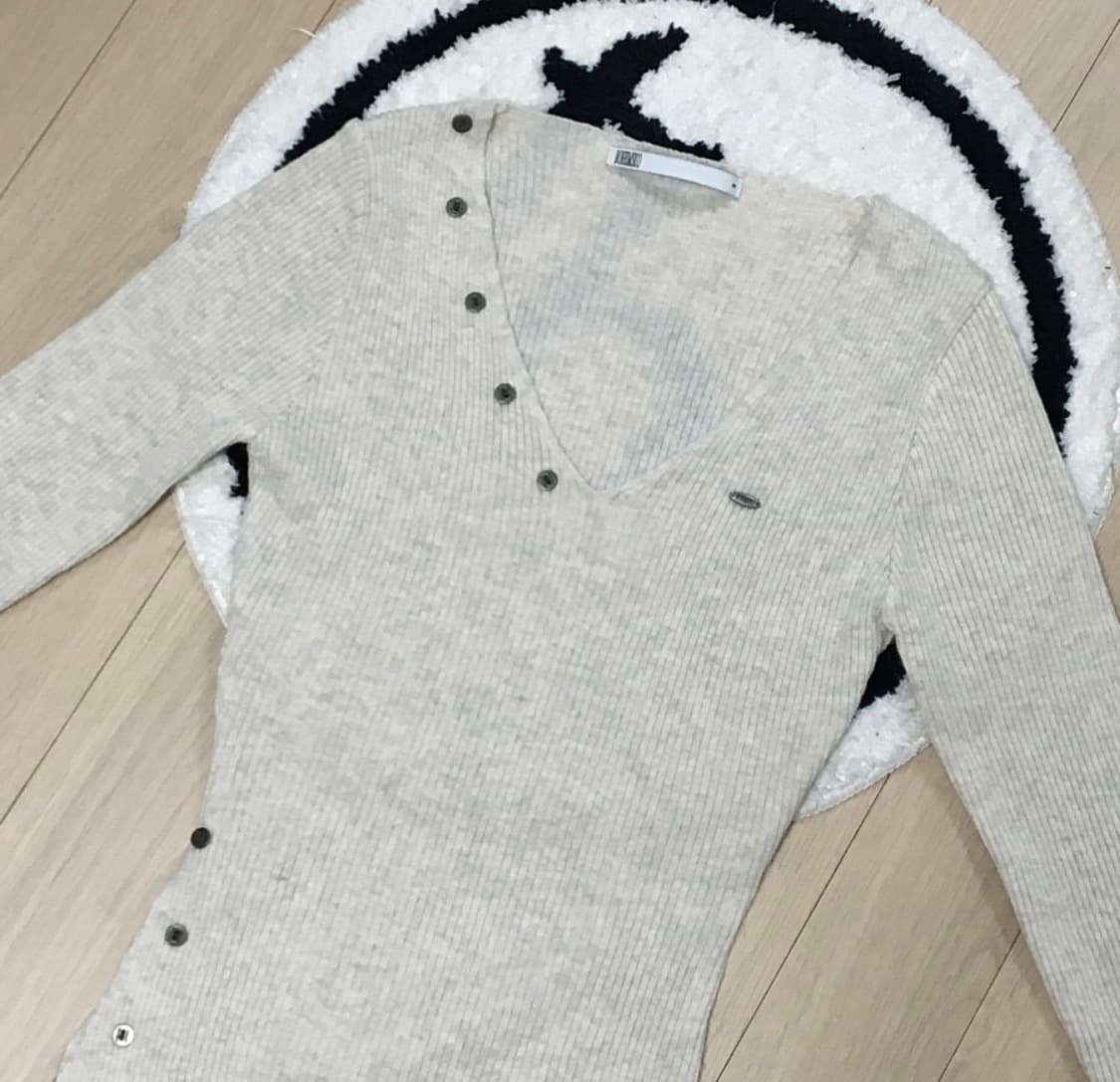 보헤미안서울 버튼 브이넥 오트밀 상품이미지2