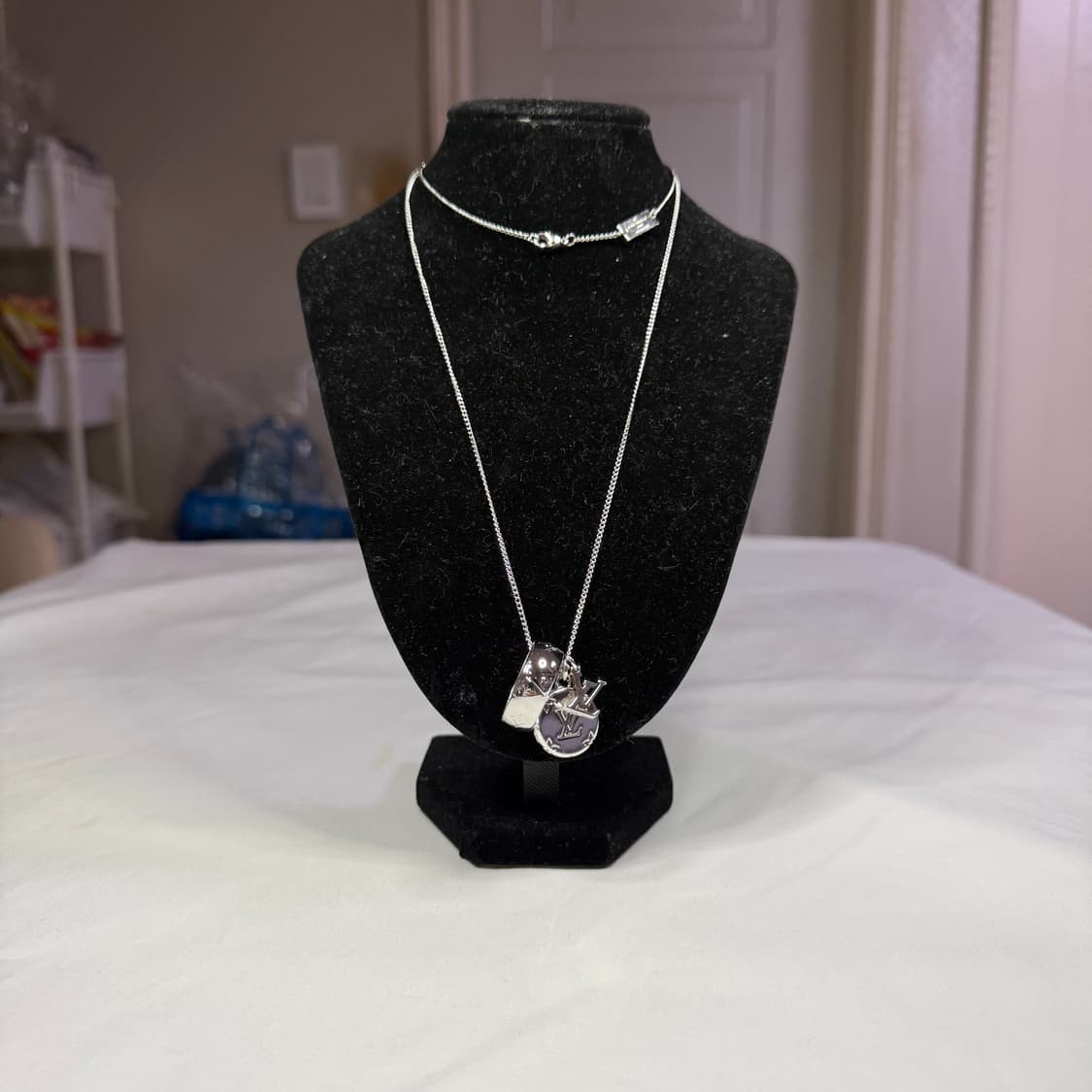 루이비통 모노그램 참스 네클리스 실버 목걸이 M62485 상품이미지1