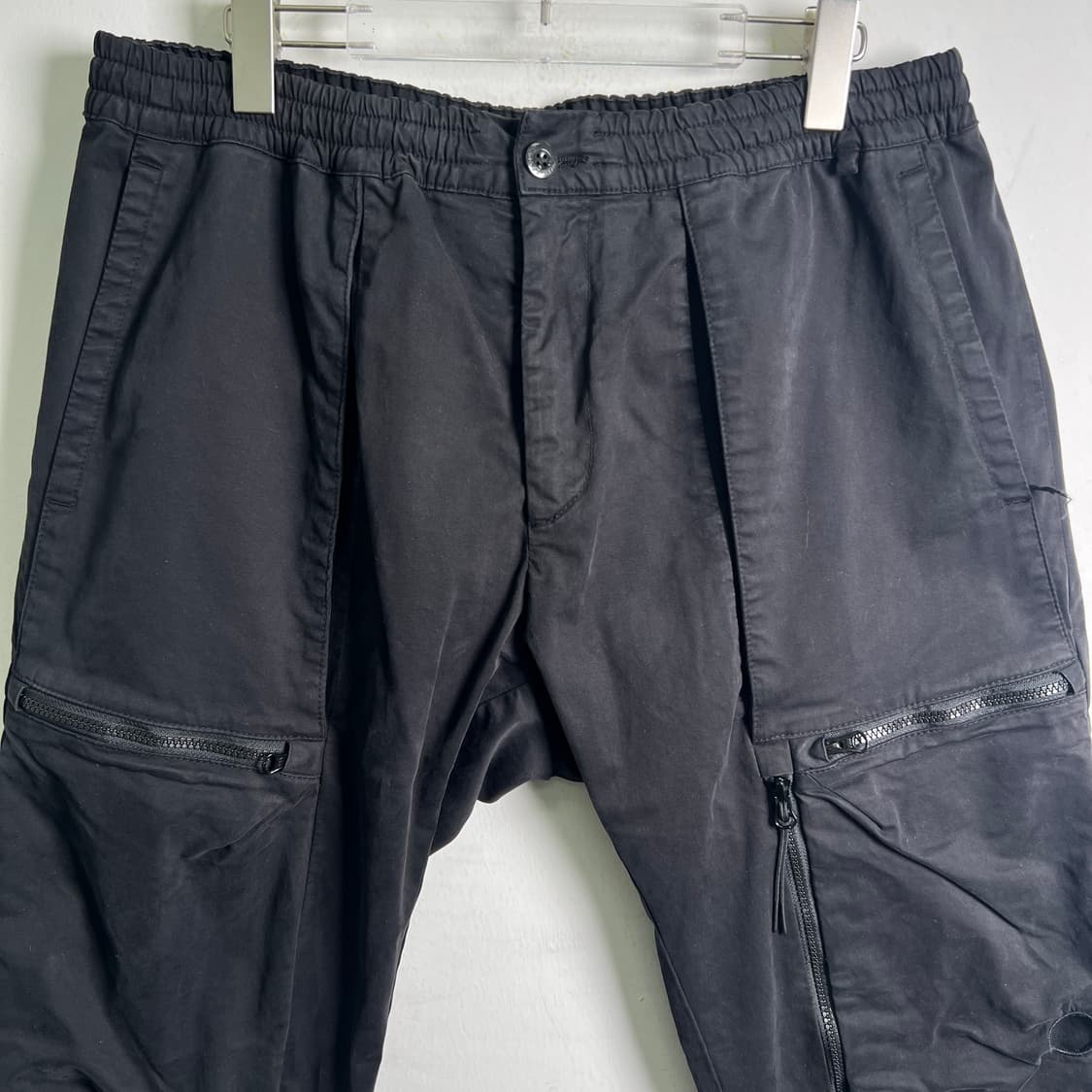 CP컴퍼니 스트레치 새틴 비대칭 지퍼 포켓 카고 팬츠 52 상품이미지5