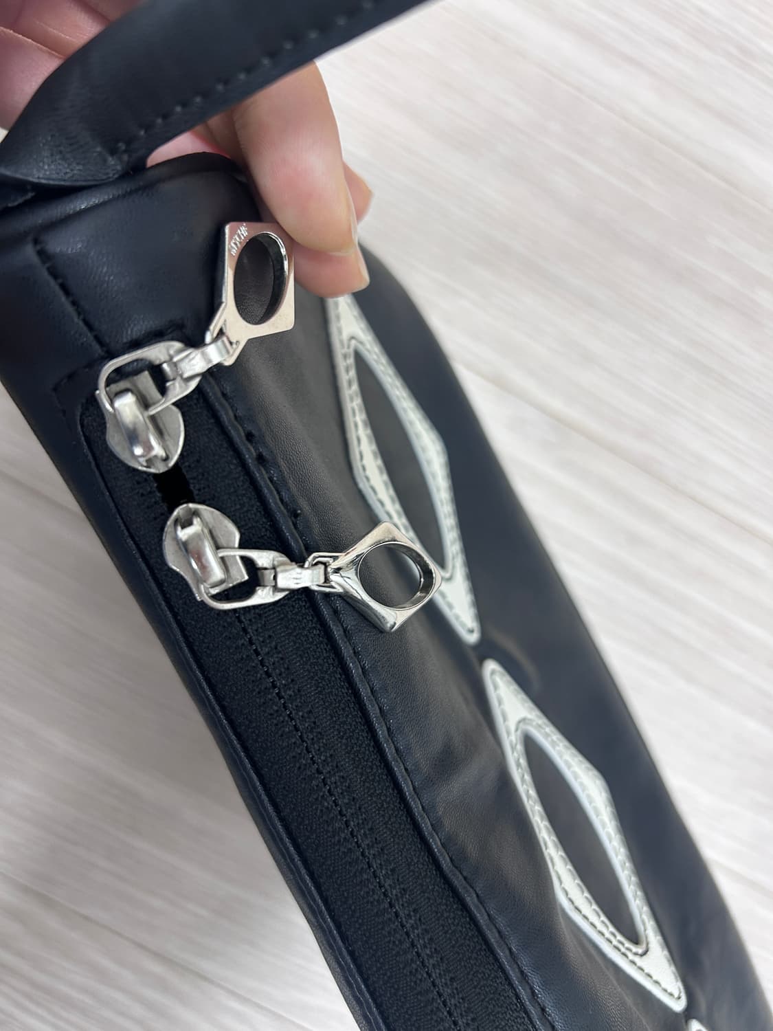 미스치프 롬버스 레더 숄더백 블랙 상품이미지5