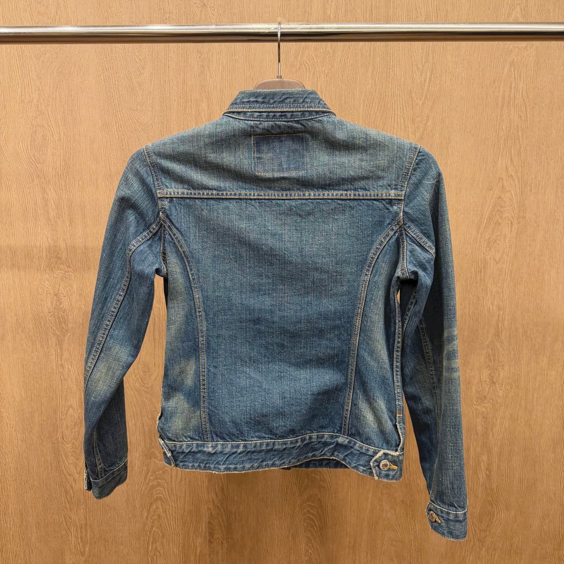 리바이스 슬림핏 데님 자켓 플랩 포켓 워싱 오렌지 스티치 디테일 진청 상품이미지3