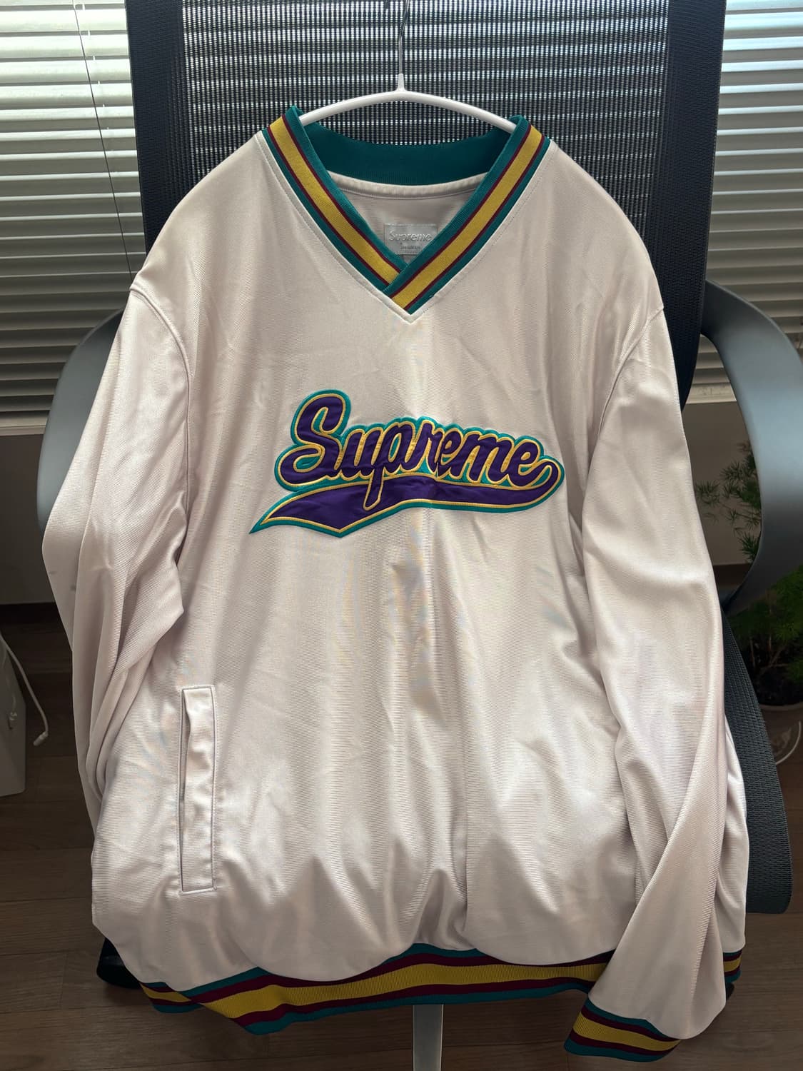 슈프림 브이넥 상품이미지2