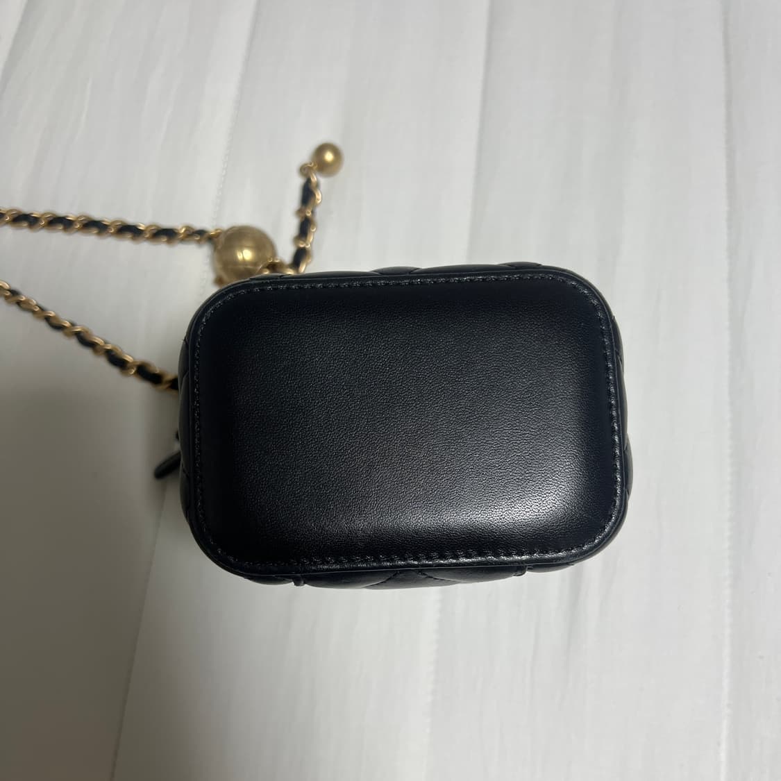 샤넬 정사각 골드볼 베니티 31번대 램스킨 블랙 상품이미지4