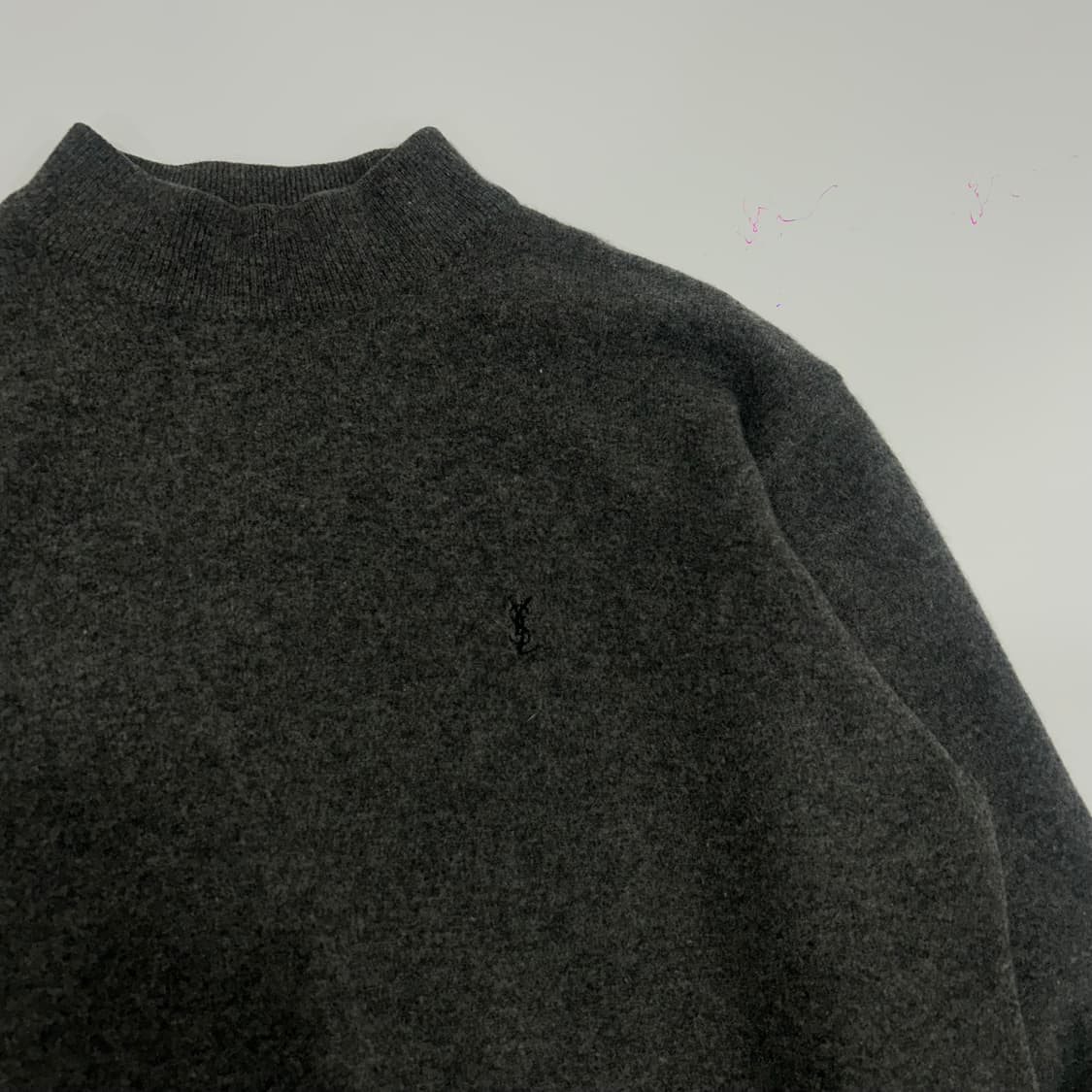 YSL 스몰로고 차콜 터틀넥 니트 상품이미지4