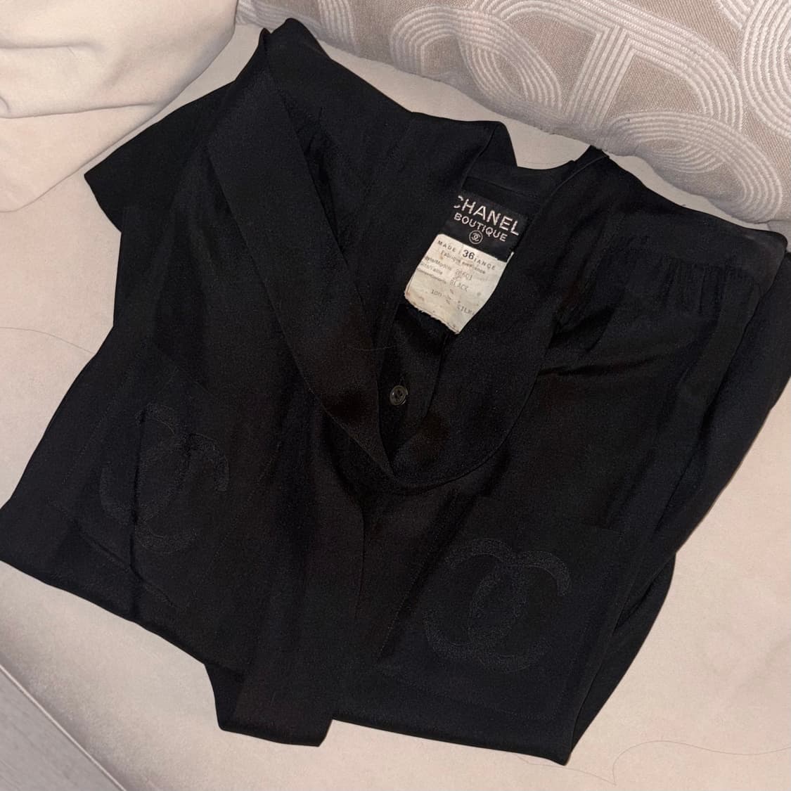 (정품) 샤넬 부티크 실크 100 타이 블랙 로고 블라우스 셔츠 상품이미지1
