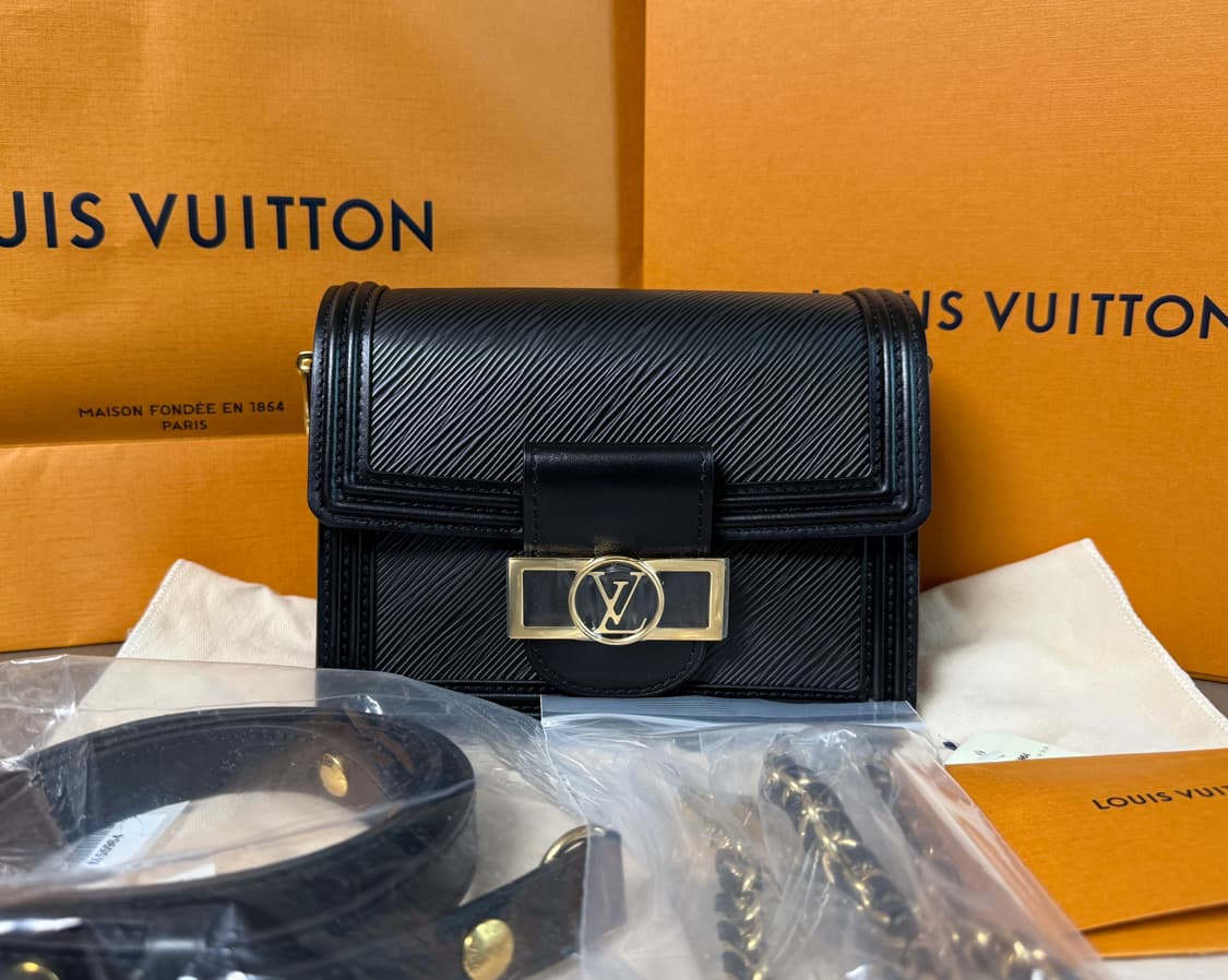 [새상품] 루이비통 에피 에삐 미니도핀 체인 숄더백 블랙 금장 상품이미지1