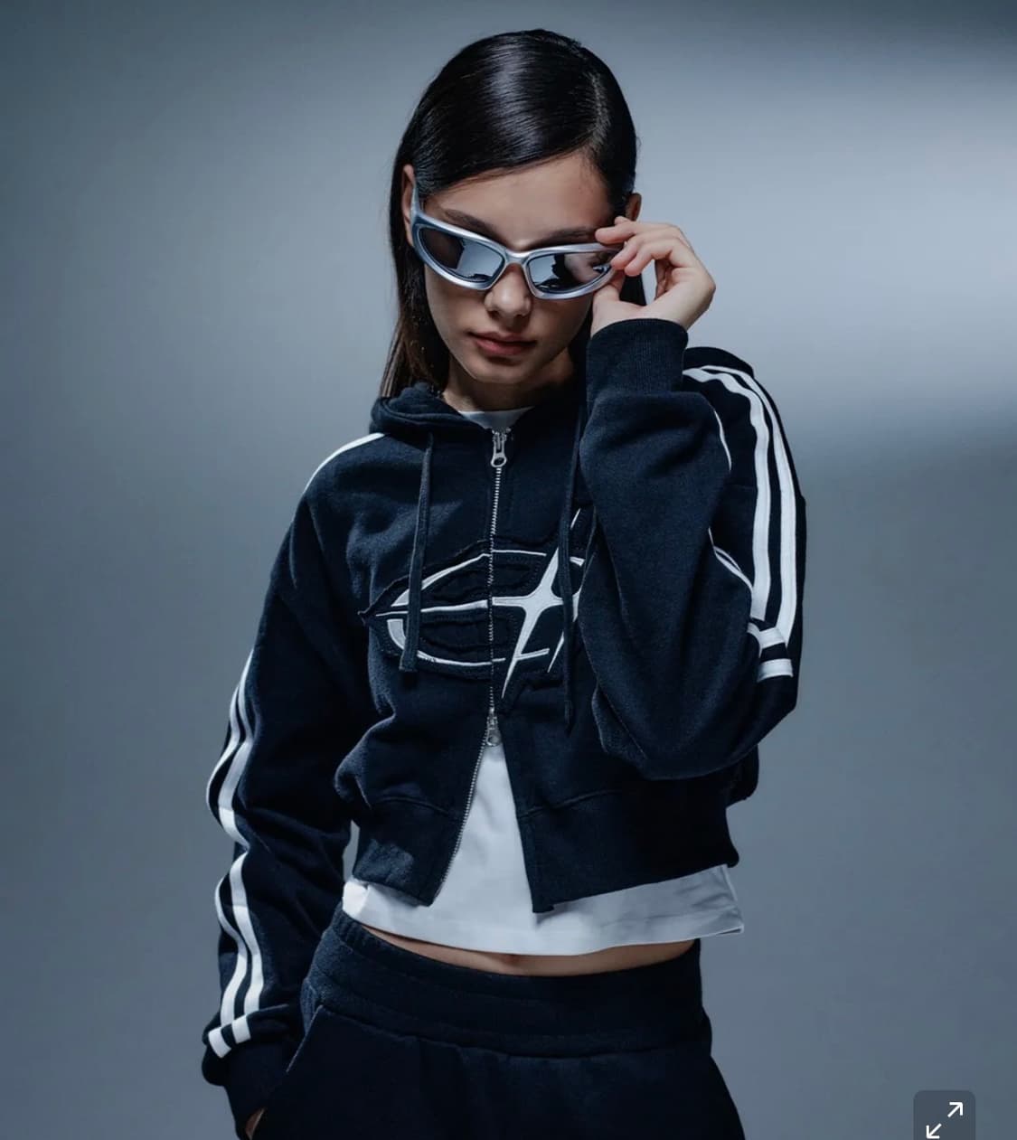 척 심볼 데미지 크롭 후드집업 (블랙) 상품이미지1