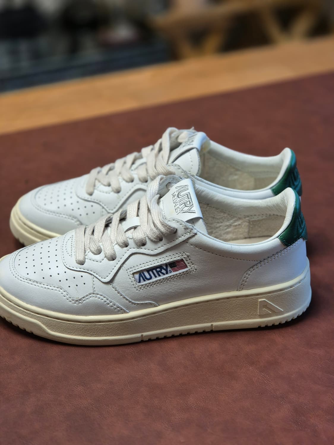 235-240 (37)오트리 메달리스트 로우 스니커  상품이미지2