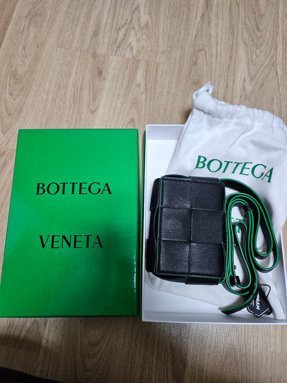 보테가 베네타 미니 레더 캔디 카세트백 블랙 패러킷 상품이미지1