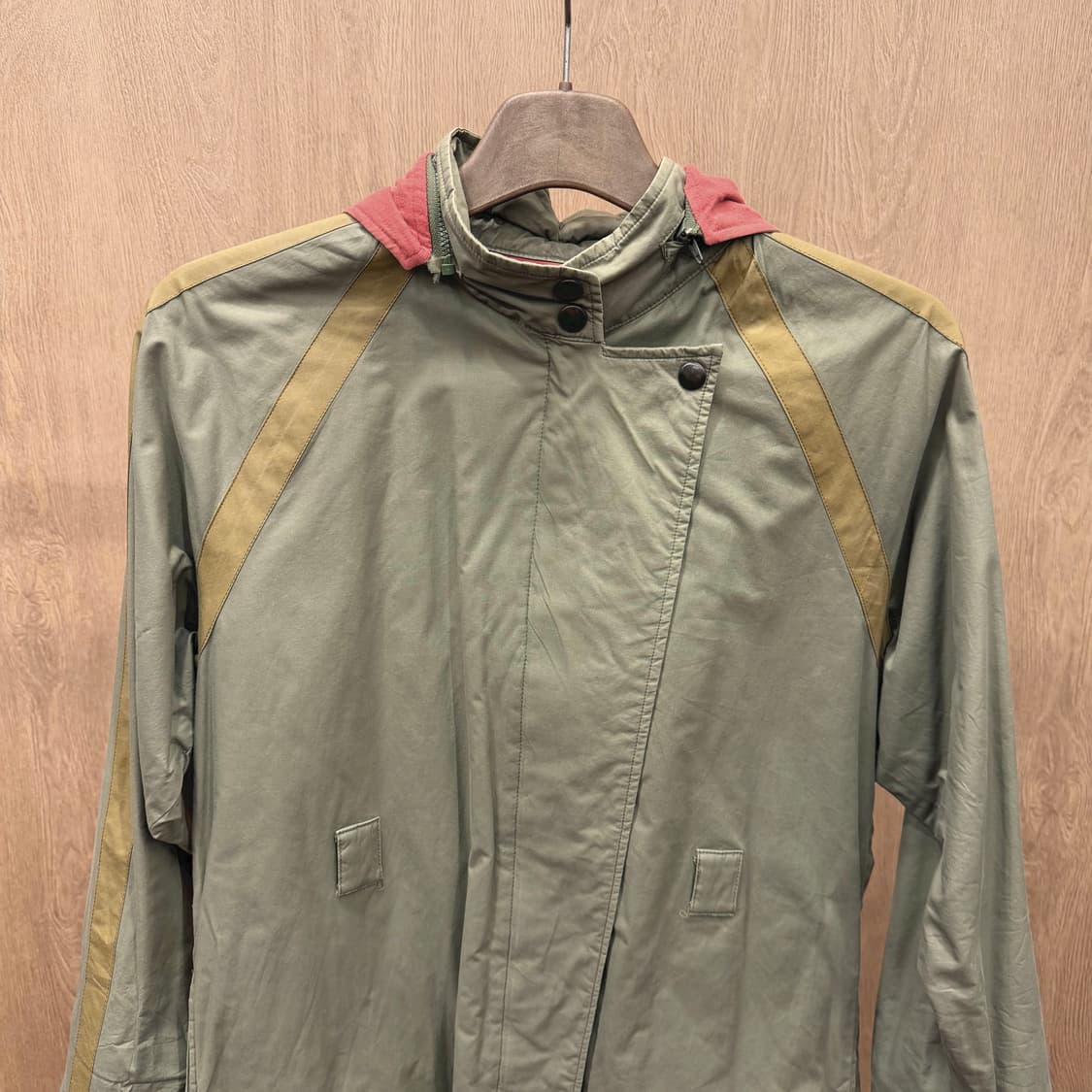 지방시 야상 자켓 후드 퍼 트리밍 배색 라인 레드 코튼 안감 디테일 카키 상품이미지4