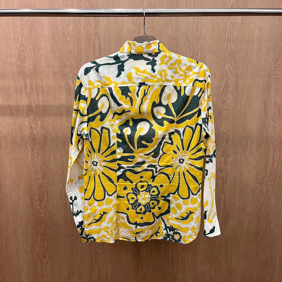 돌체앤가바나 코튼 셔츠 플라워 패턴 싱글 포켓 로고 자수 디테일 베이지 상품이미지3