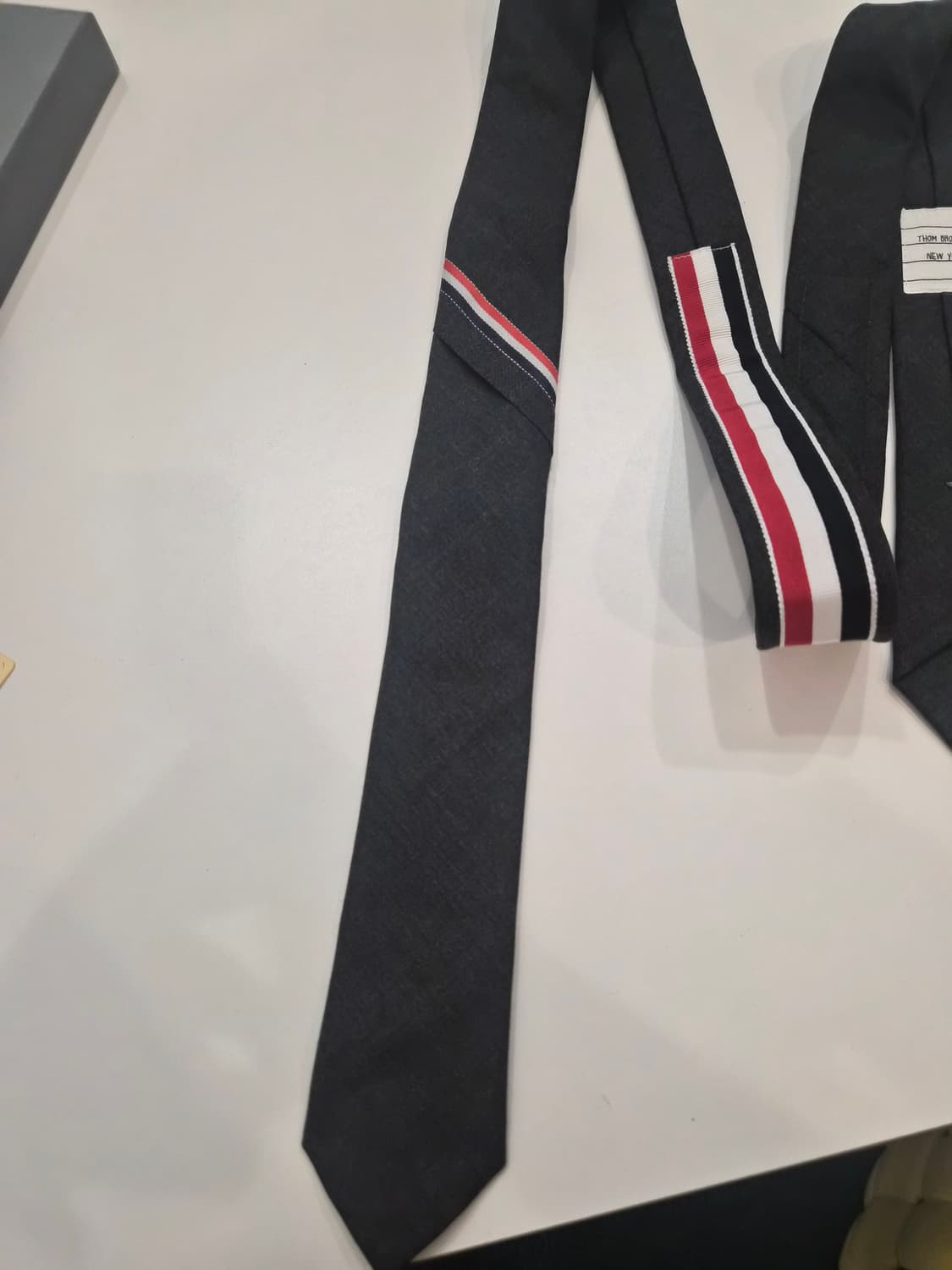 톰브라운 삼선 넥타이 다크 그레이 상품이미지2