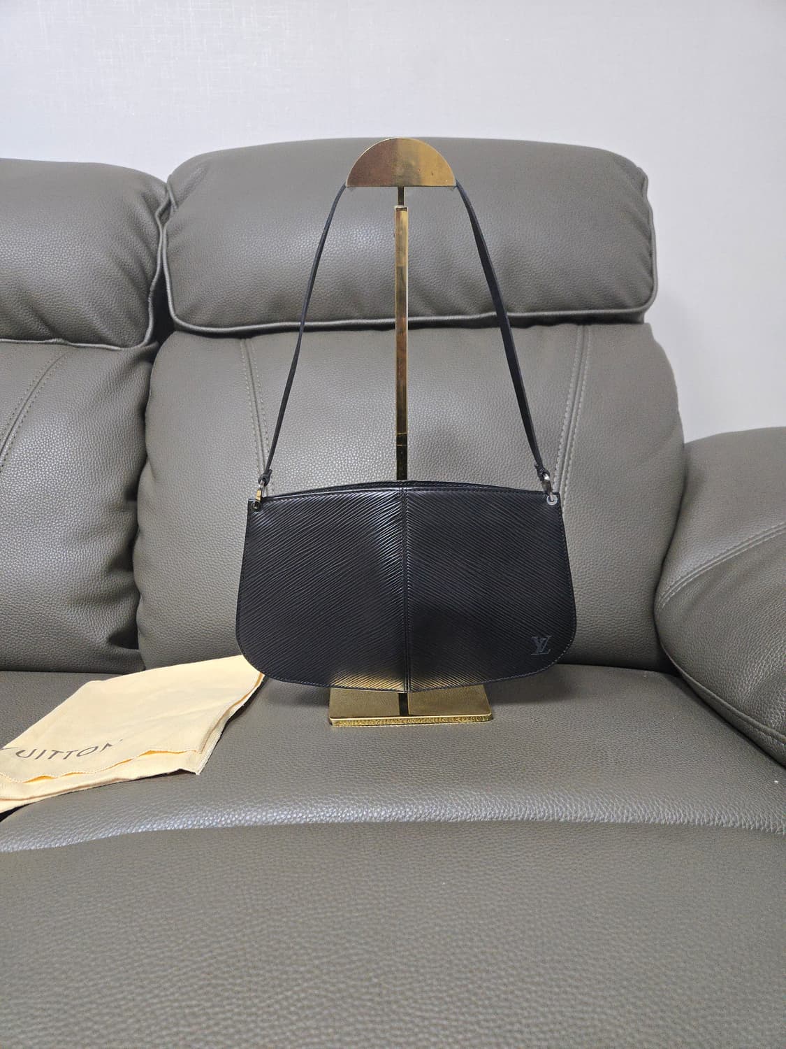 루이비통 에삐 포쉐트 데미룬 블랙 숄더백 상품이미지3