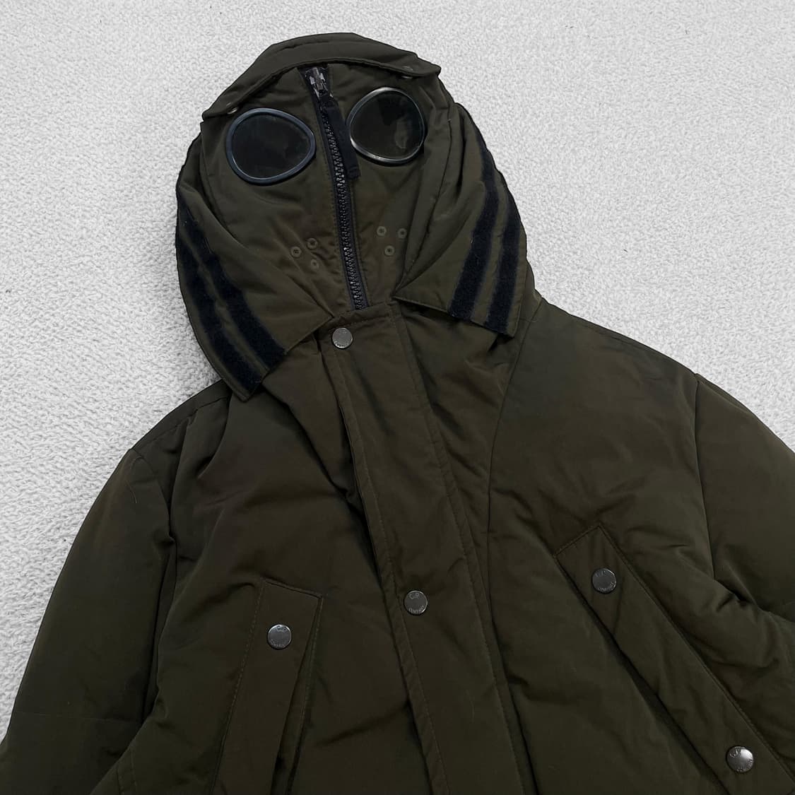 C.P 컴퍼니 고글 렌즈 롱 패딩 카키 상품이미지3