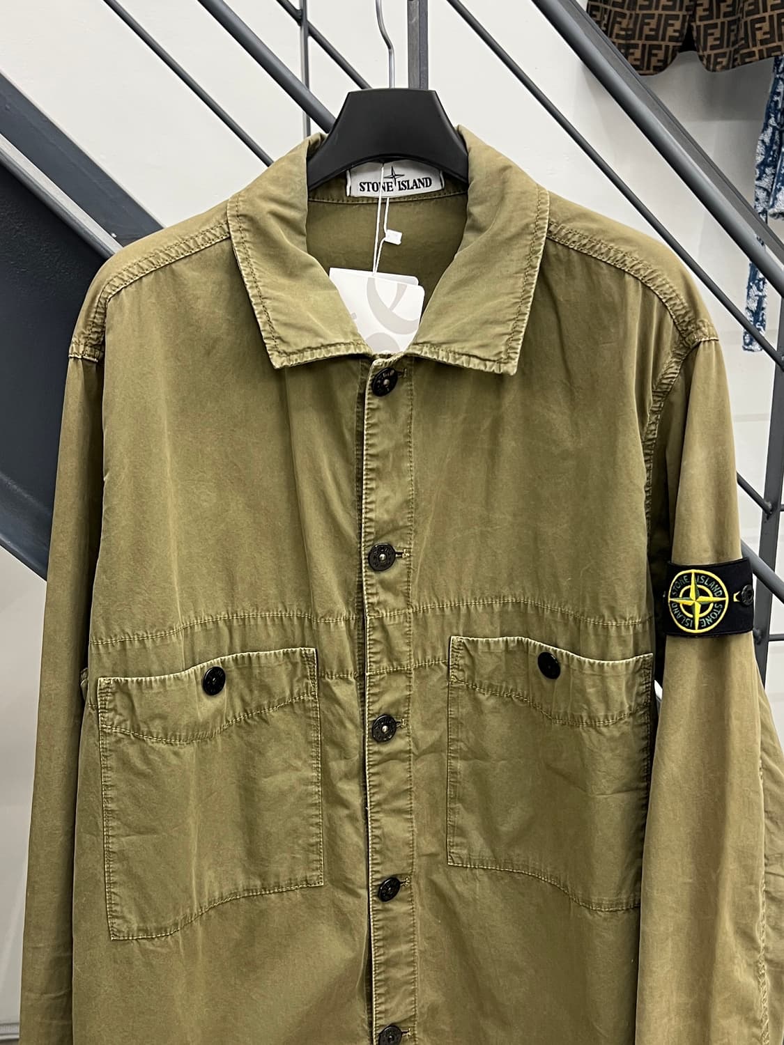 스톤아일랜드 와펜 올드이펙트 올리브 오버 셔츠 상품이미지2