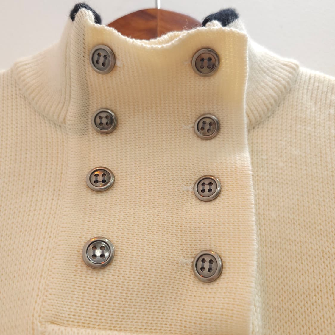 울혼방 스키 로고 버튼 하프넥 아이보리 니트 상품이미지4