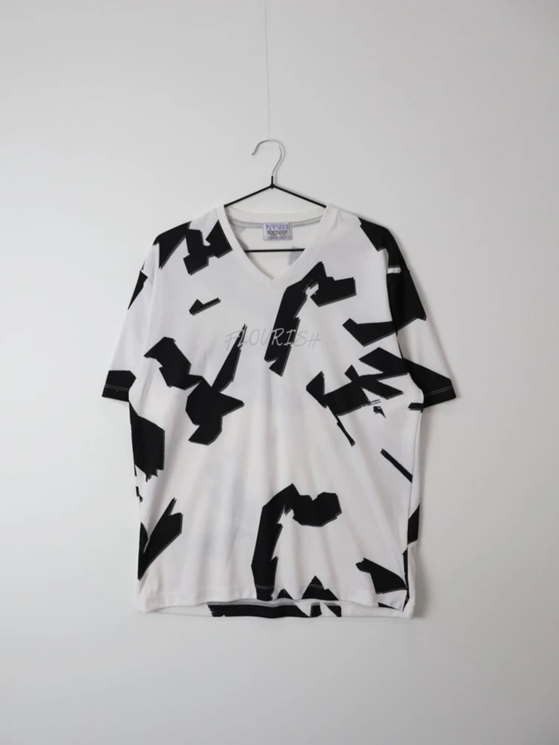Nicole Club For Men Abstract V-Neck Tee 상품이미지4