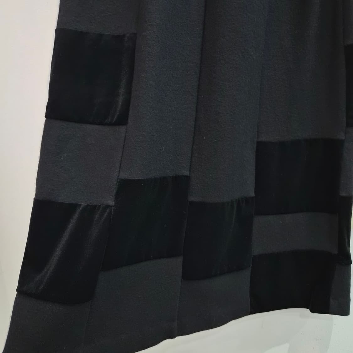 울 100% 블랙 벨벳 패치 플레어 롱스커트 상품이미지3