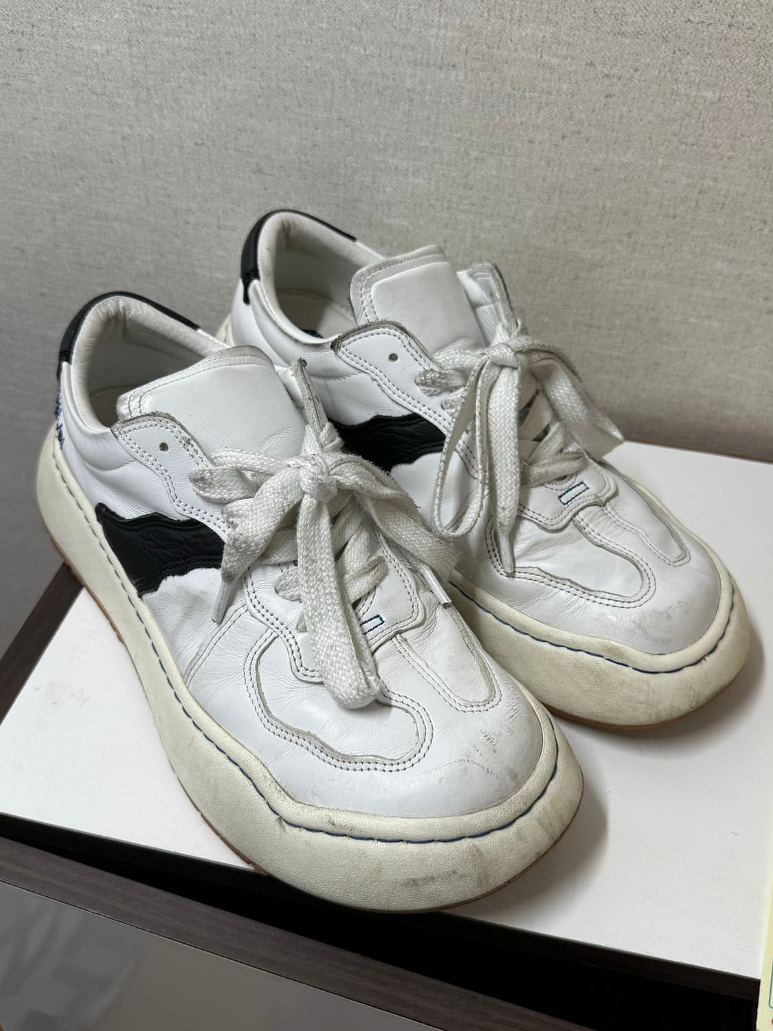 아더에러 로그 바우스 화이트 270사이즈 팝니다 상품이미지1