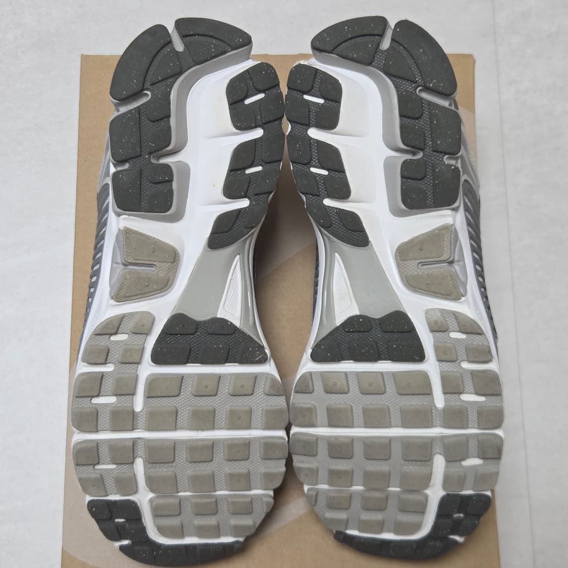 나이키 줌 보메로 5 프리미엄 아이언 오어 FD0791-012 상품이미지6