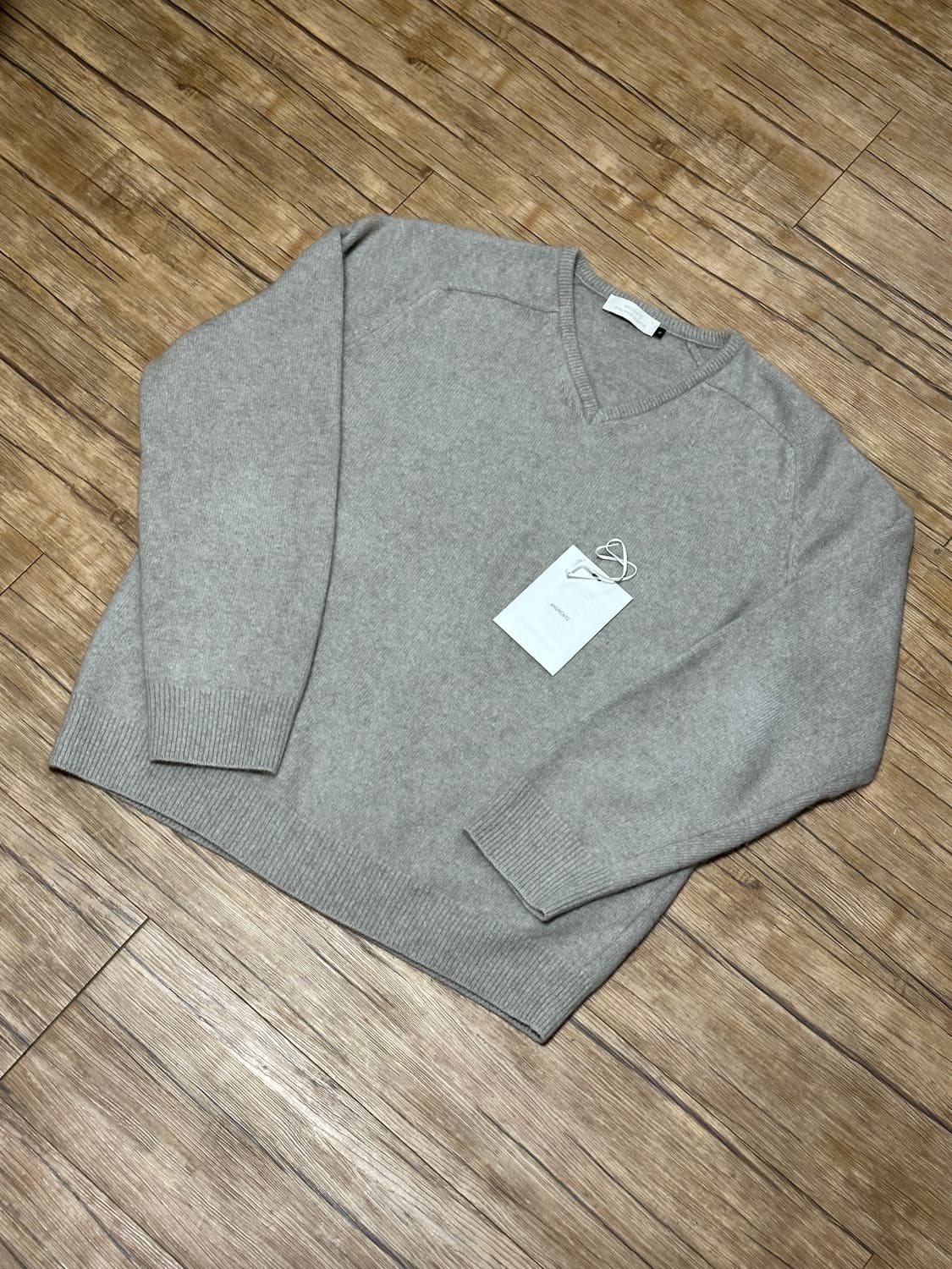 아모멘토 라쿤 브이넥 니트 베이지 M사이즈 판매 상품이미지2