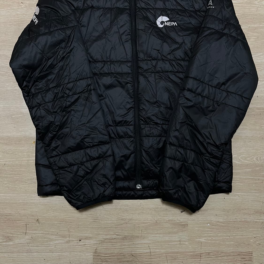 네파 자수로고 초경량패딩 점퍼 [블랙] M/95 상품이미지3