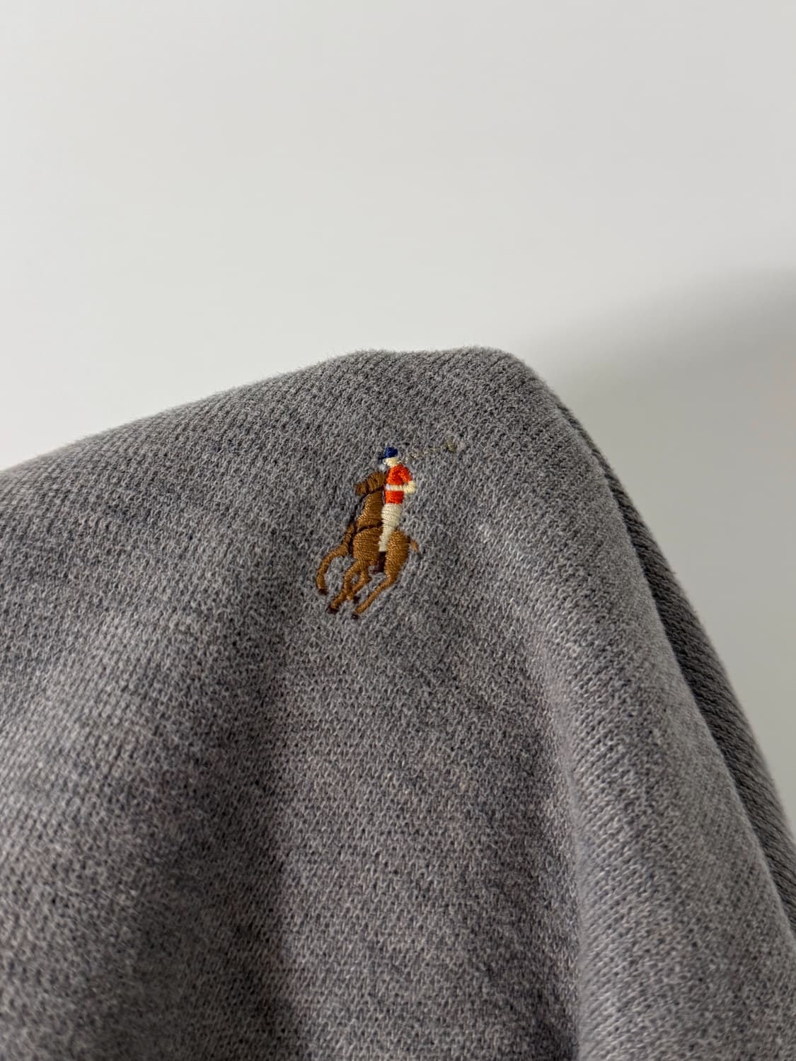 폴로 랄프로렌 루즈핏 신형 QR라벨 하프집 그레이 니트 상품이미지3