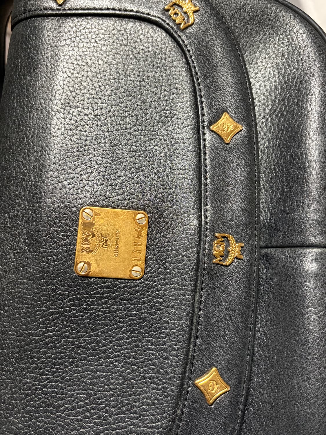 MCM 블랙 가죽 숄더백 상품이미지4