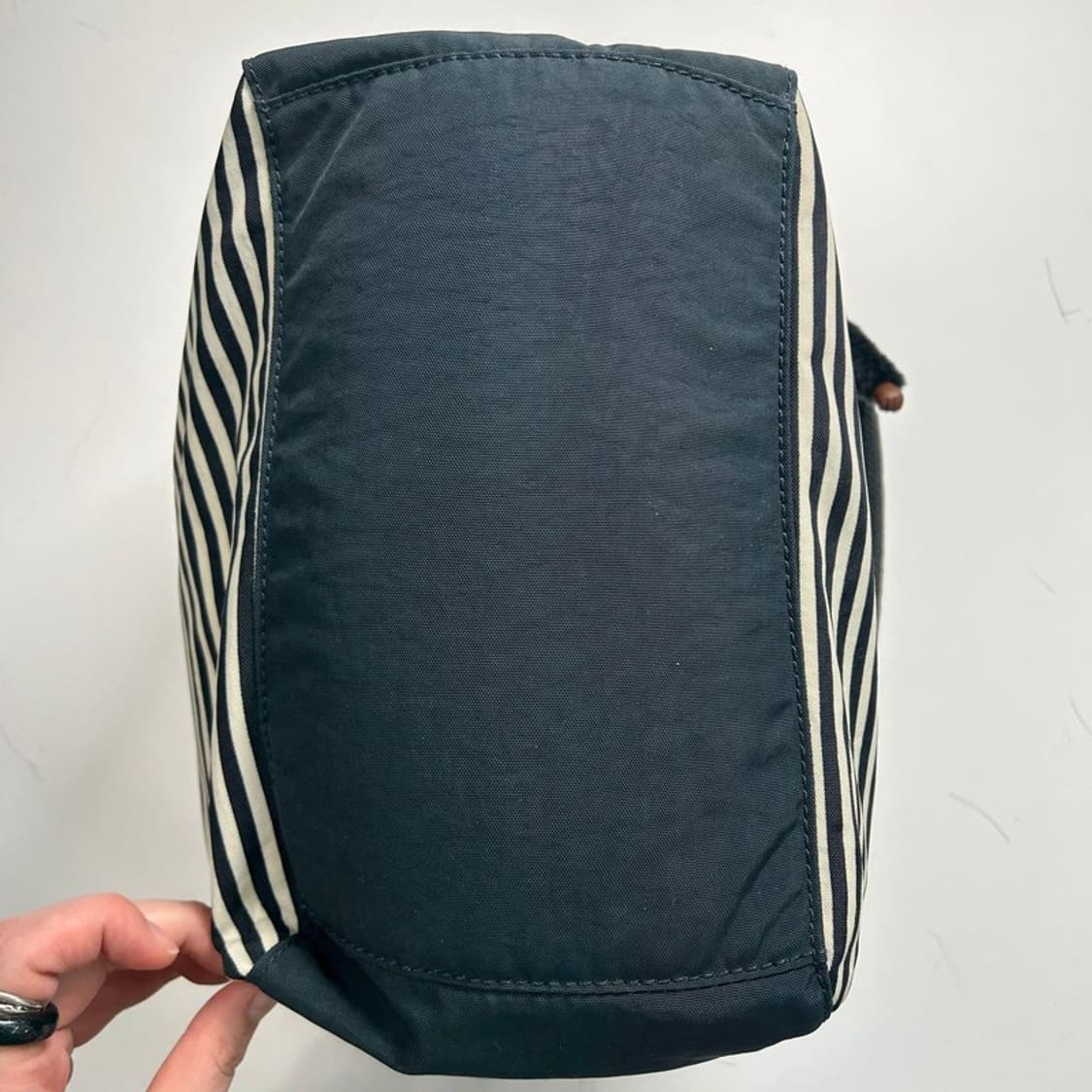 KIPLING 스트라이프 숄더백 네이비 상품이미지5