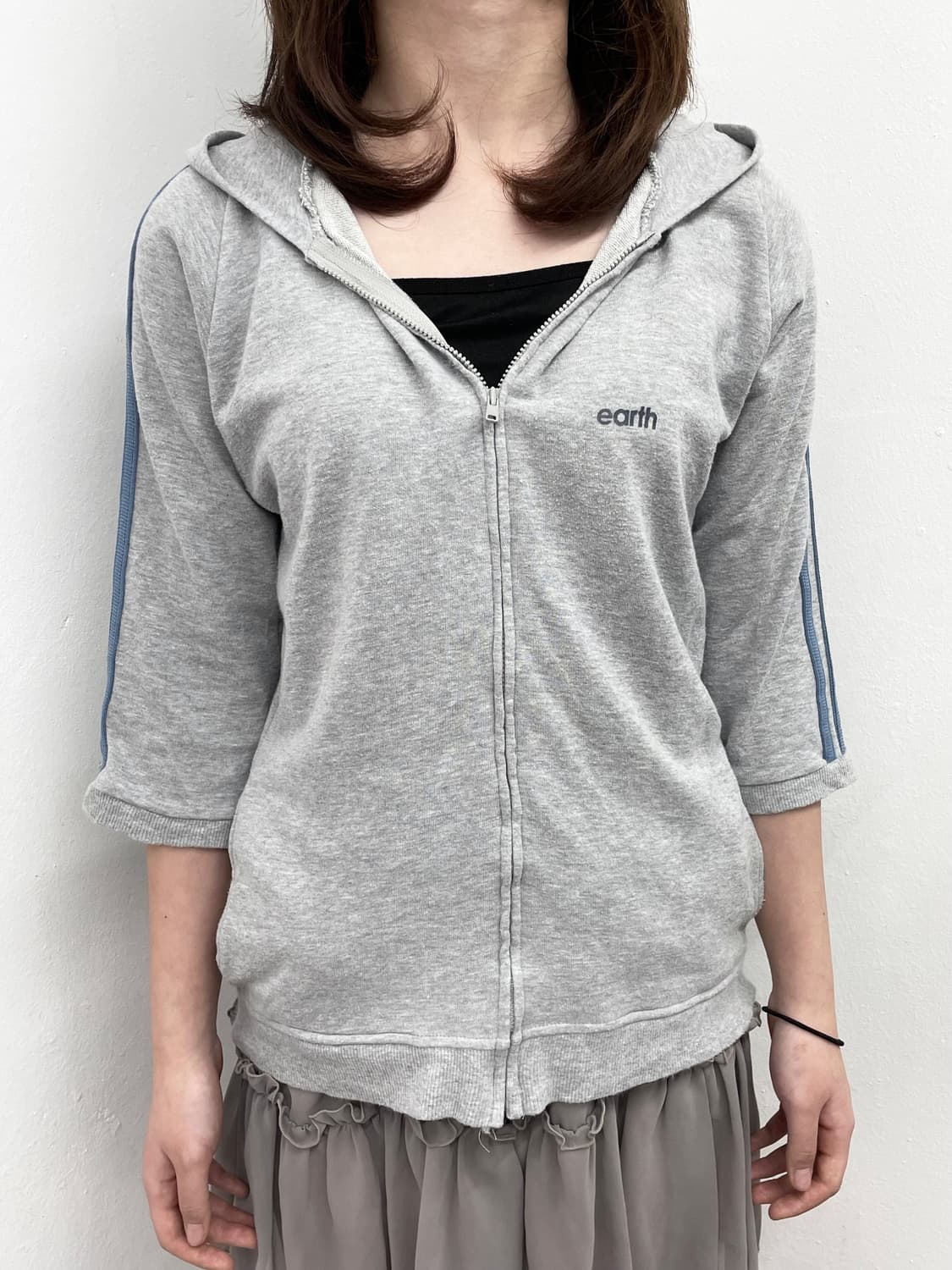 얼스뮤직앤이콜로지 그레이 로고 후드집업 상품이미지3