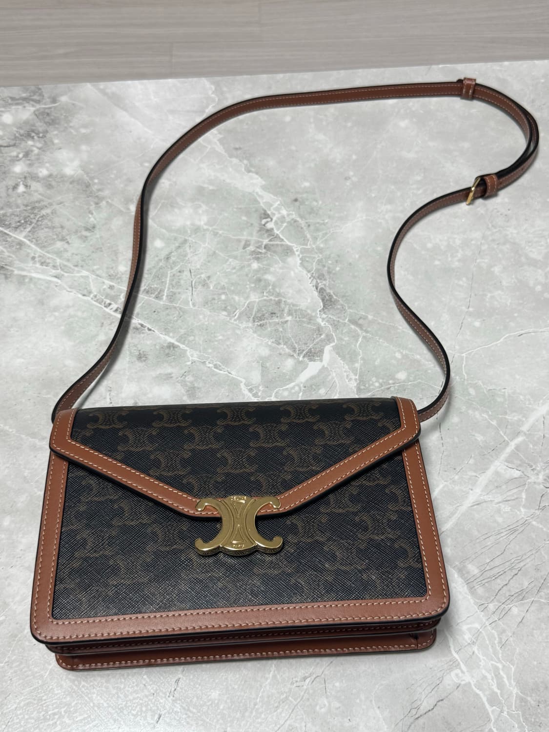 셀린느 엔벨로프 트리옹프 탠 상품이미지2