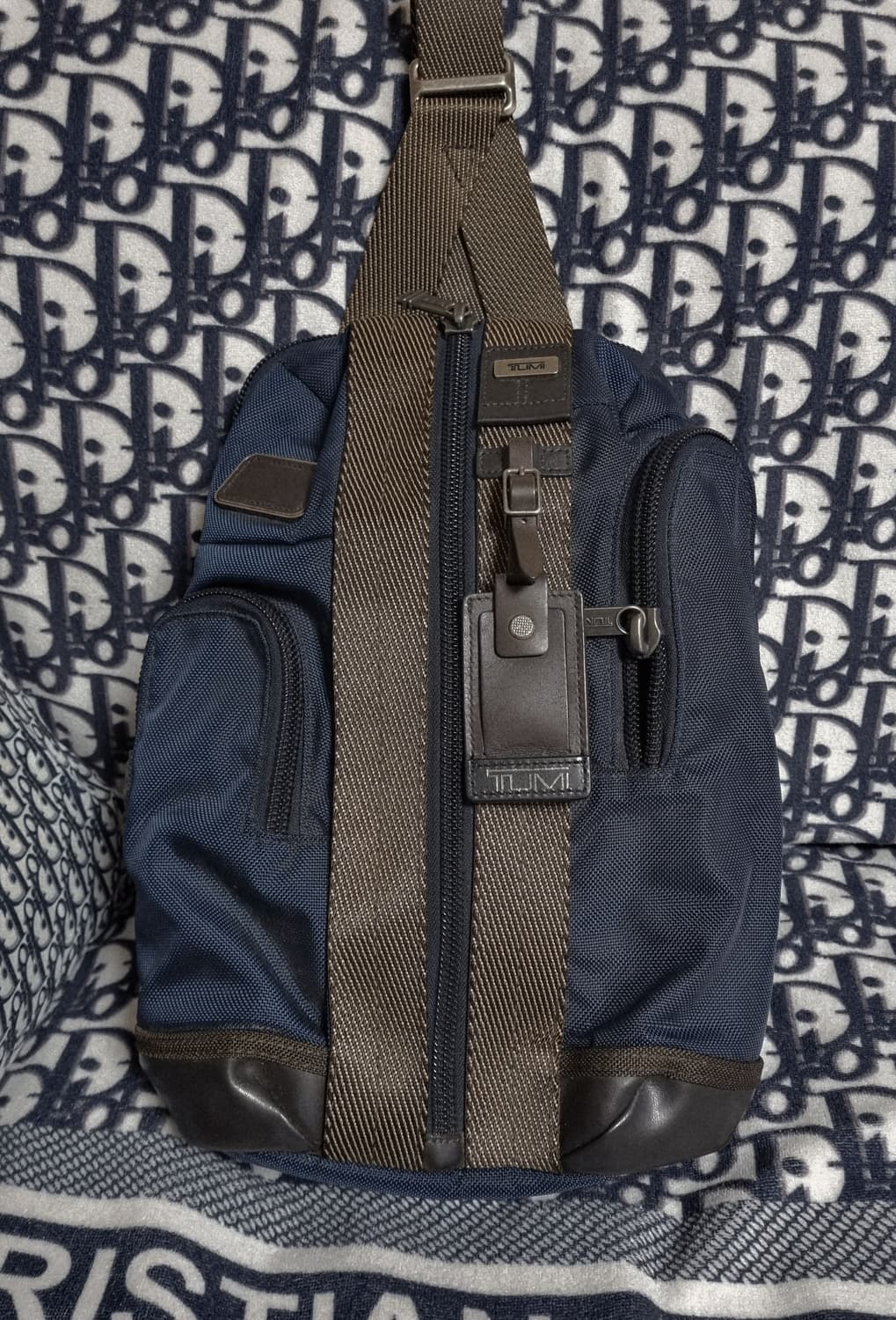 정품) 투미  알파  브라보  사라토가 슬링백  상품이미지1