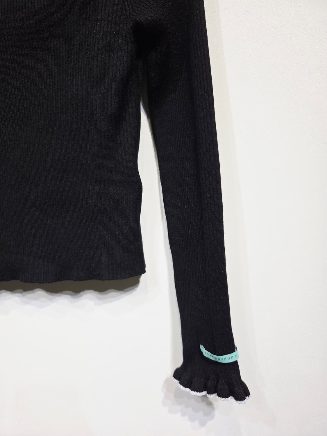 인스턴트펑크 숄더 컷아웃 골지 슬림 니트 상품이미지5