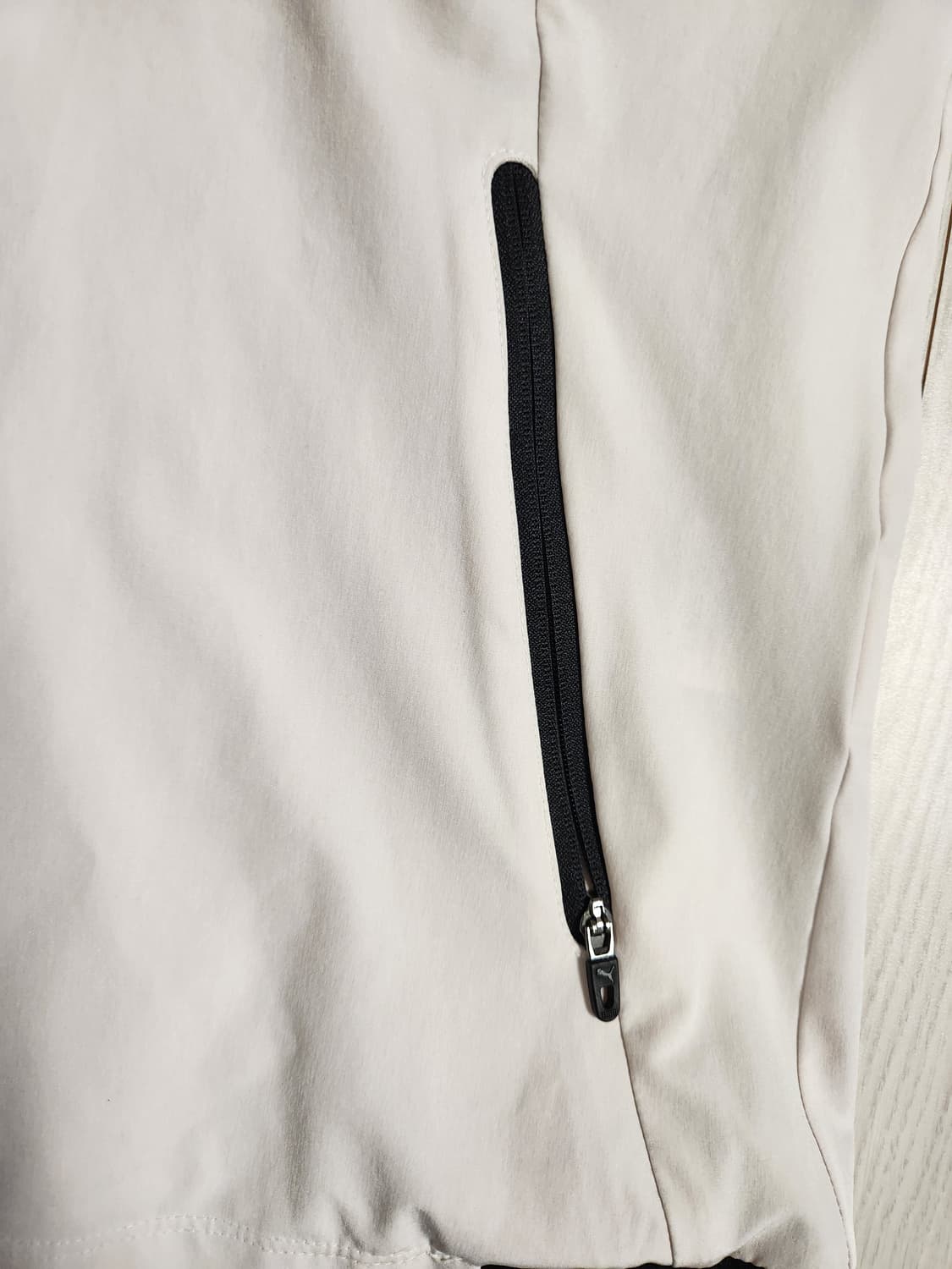 푸마 화이트 후드 집업 바람막이 사이즈xl(새상품급)

오염 하자없이 깨 상품이미지4