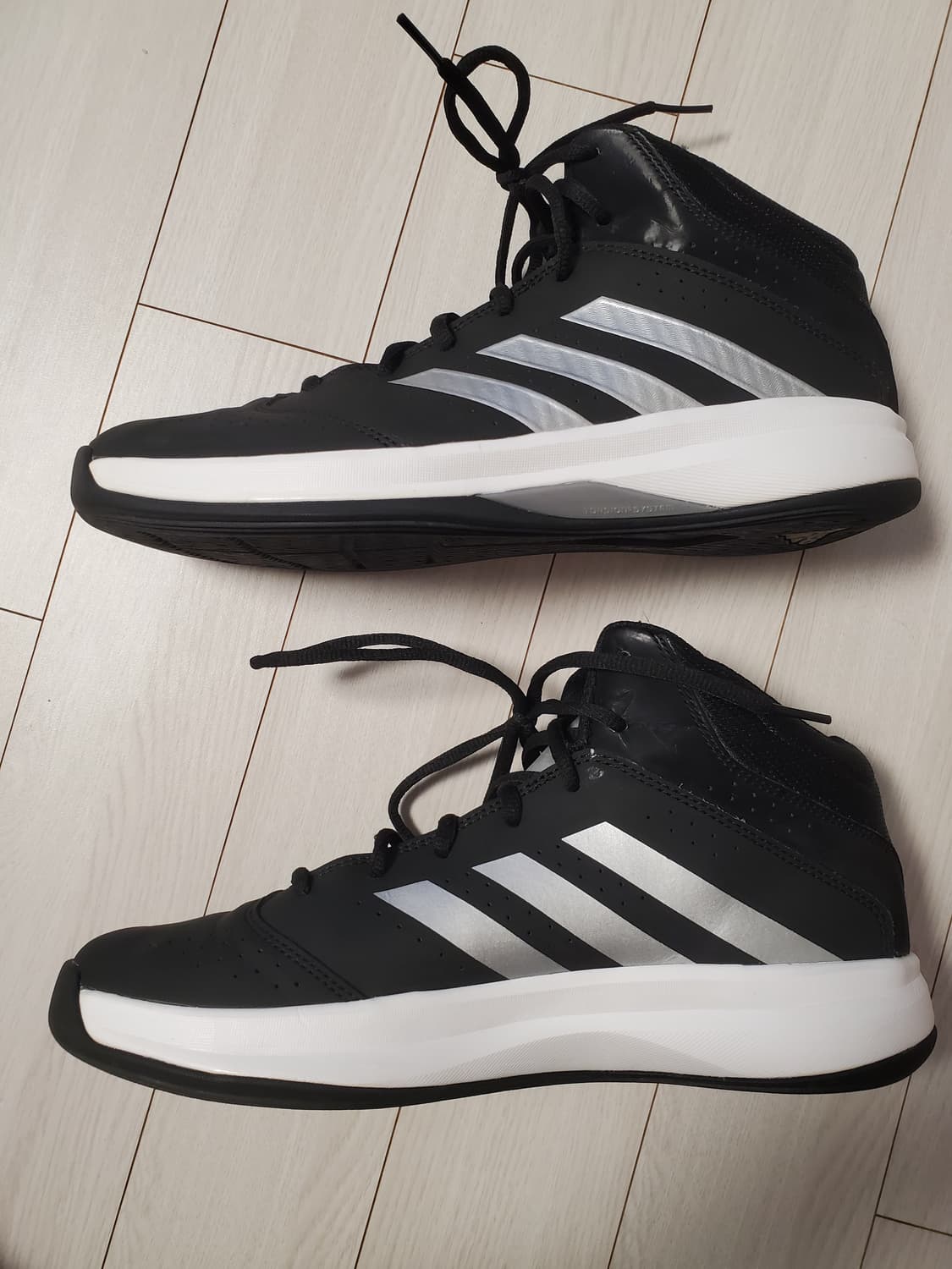 아디다스 아이솔레이션 2 스니커즈 농구화270

바닥닳음 거의없고 하자오 상품이미지6