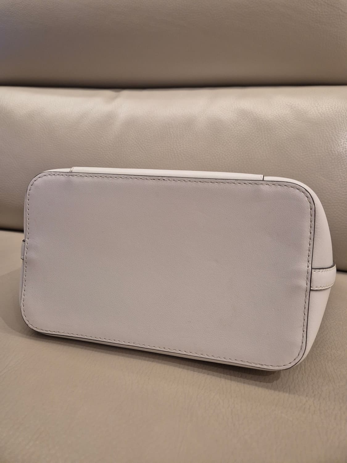 마이클코어스 화이트 버킷백 상품이미지5