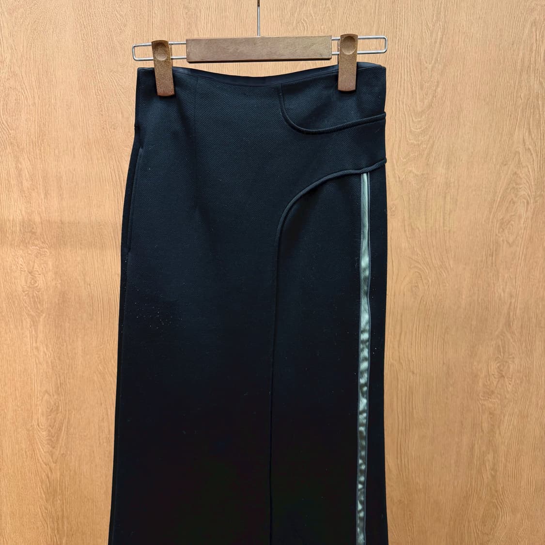 에이톤 롱 스커트 커브드 절개 파이핑 배색 백 슬릿 디테일 슬림핏 블랙 상품이미지4