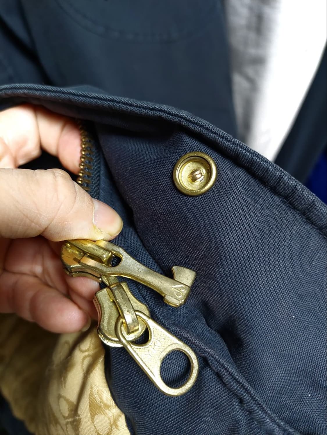 무스너클 스틸링 블랙 패딩 금장 한정판 백화점판 L 상품이미지9