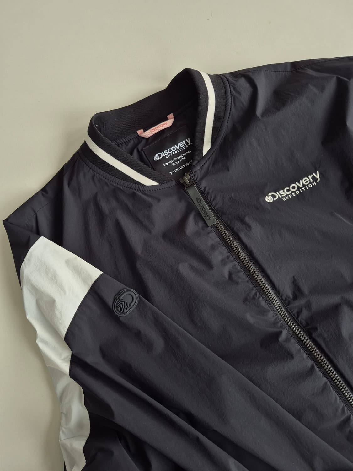2024)디스커버리 블랙/화이트 봄버 자켓 상품이미지5
