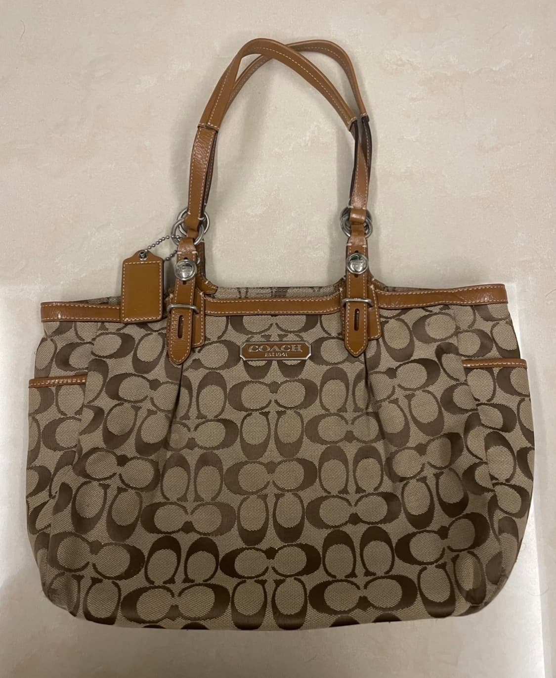 코치 시그니처 숄더백 브라운 상품이미지1