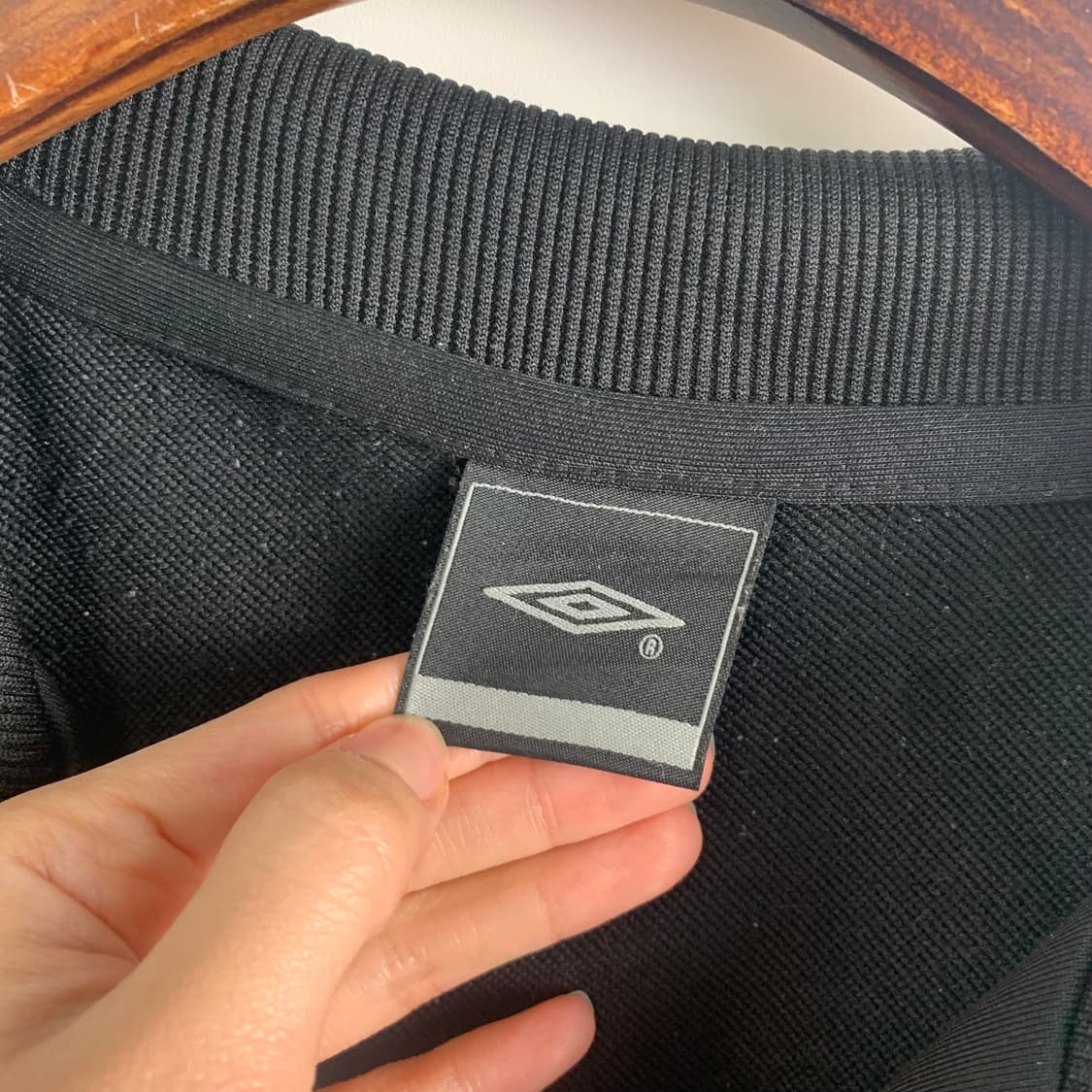 엄브로 자수로고 라인 블랙 져지 상품이미지6