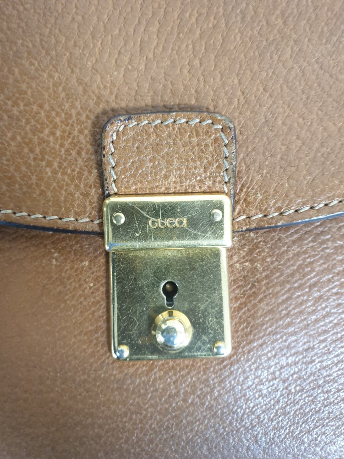 구찌 정품 브라운 레더 세컨 클러치 팝니다 상품이미지3