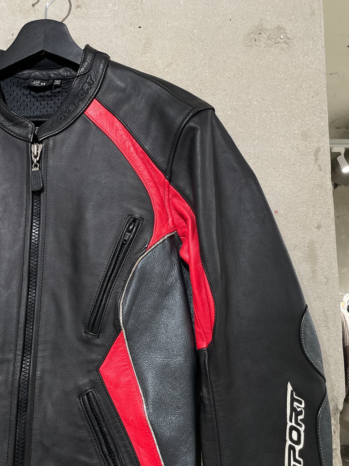 AGV 스포츠 블랙 앤 레드 바이커 레더 자켓 상품이미지3