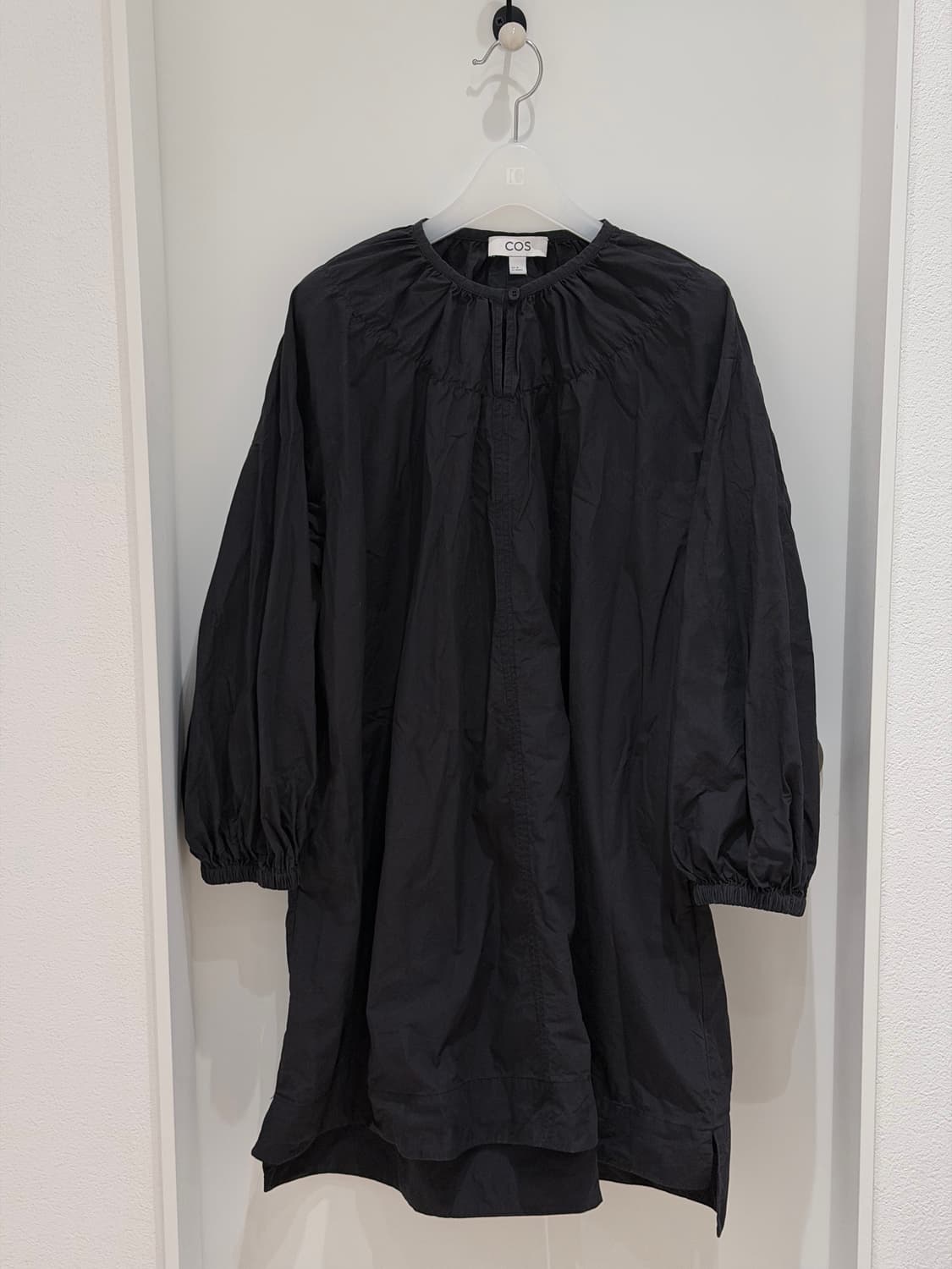 COS 오버사이즈 게더드 미니 드레스 블랙 상품이미지6
